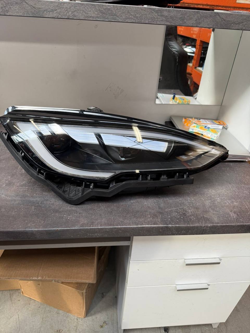 пластиковую накладку на правую фару линзу Tesla 