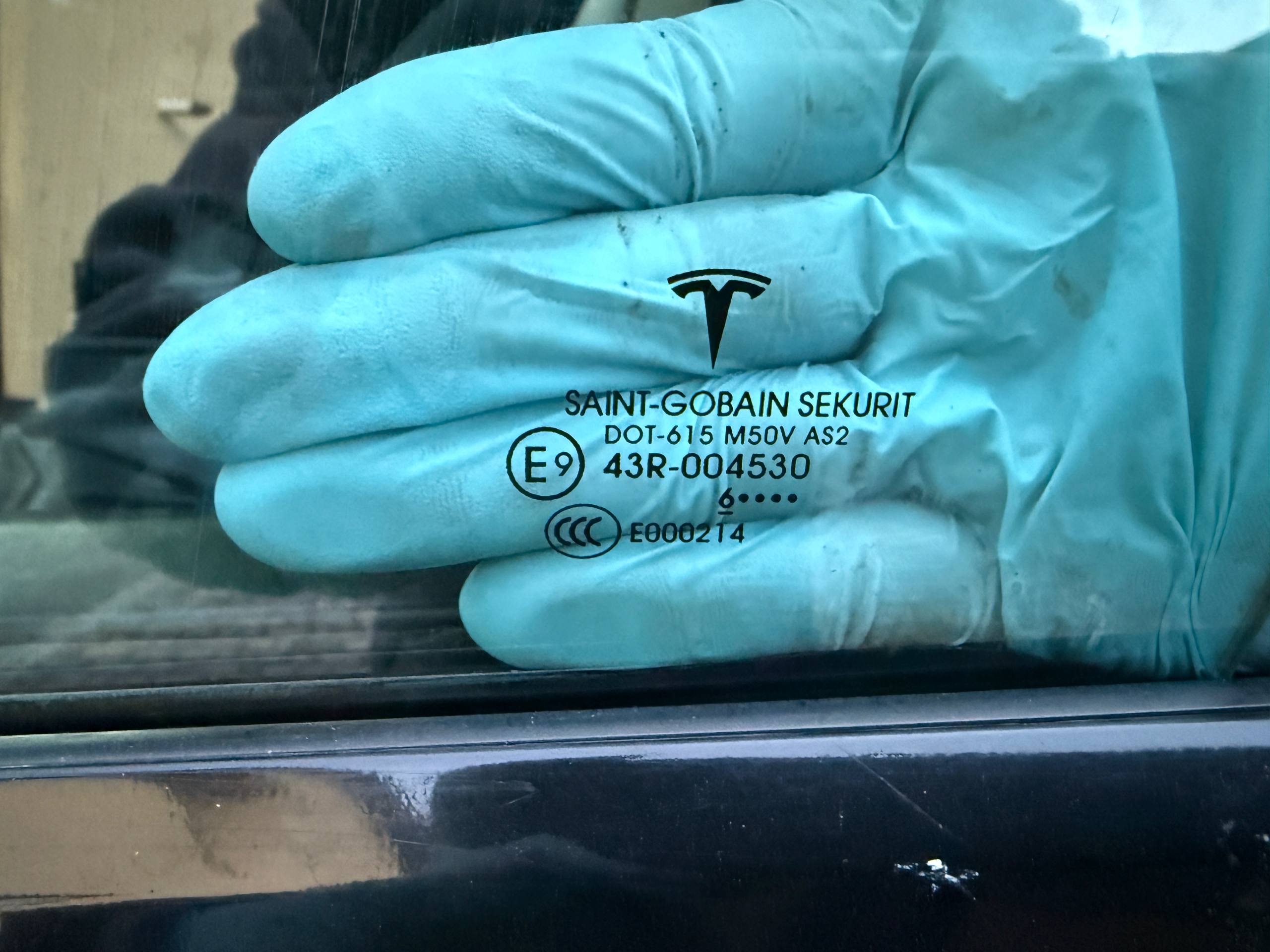 скло водійське Tesla 