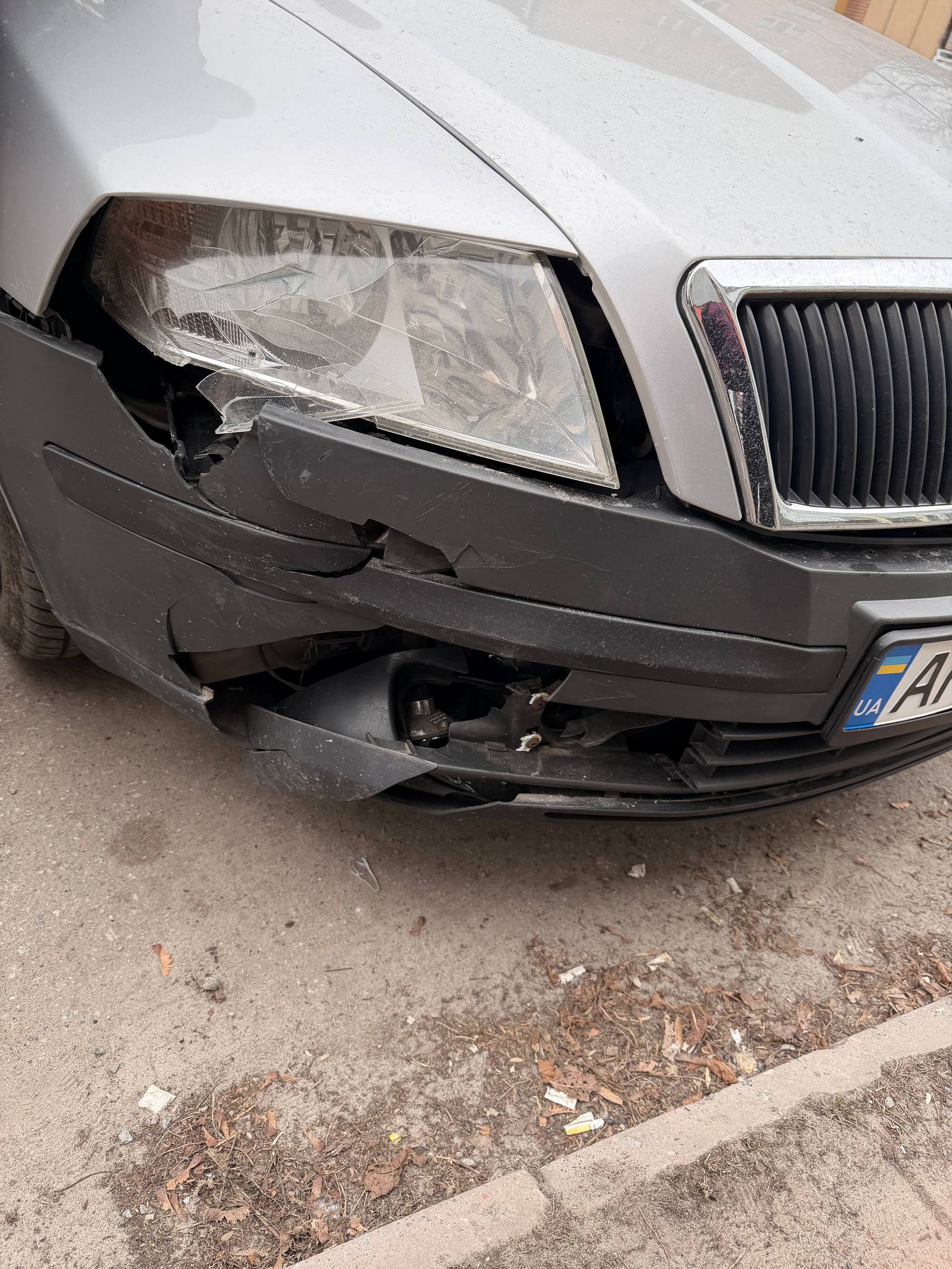 Купити права фара Skoda 