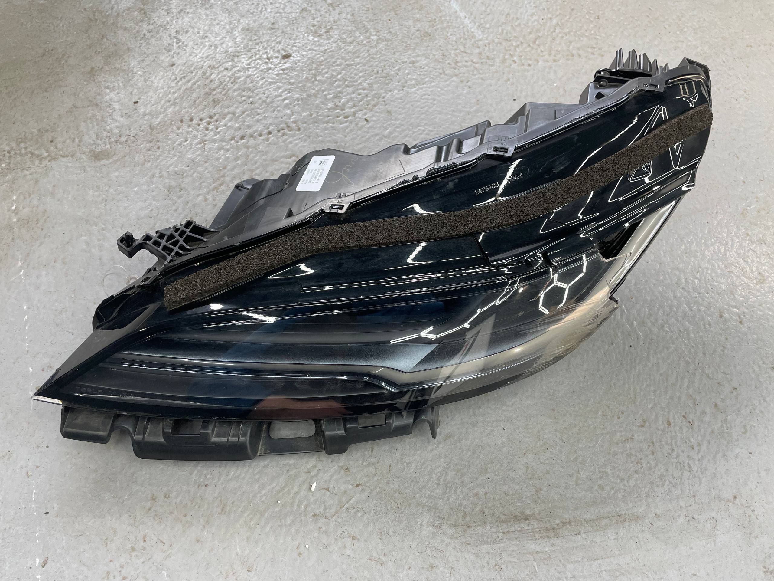 фара ліва Tesla 2025 р. 