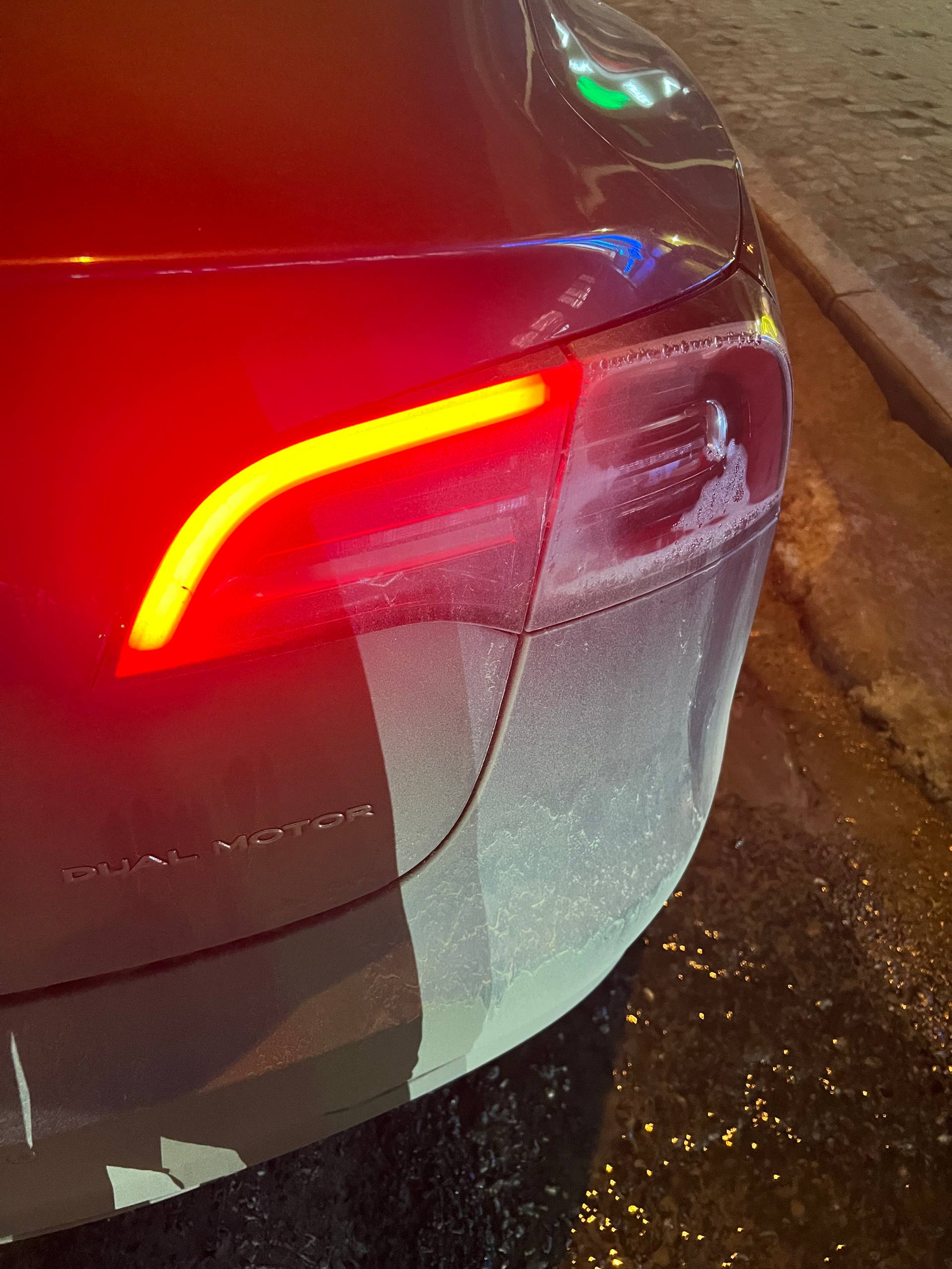 правий задній фонар Tesla 