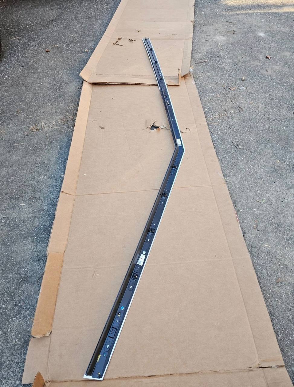 Купити TESLA CYBERTRUCK 2024-2025 RIGHT PASSENGER SIDE CANTRAIL MOLDING TRIM PANEL OEM Tesla 2024 р. 