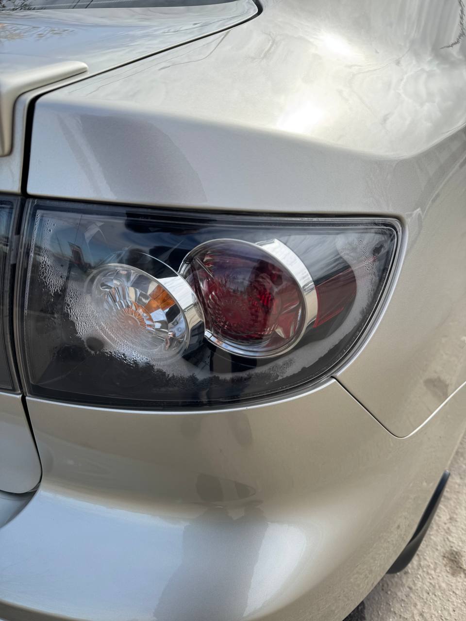 задня права фара Mazda 2008 р. 