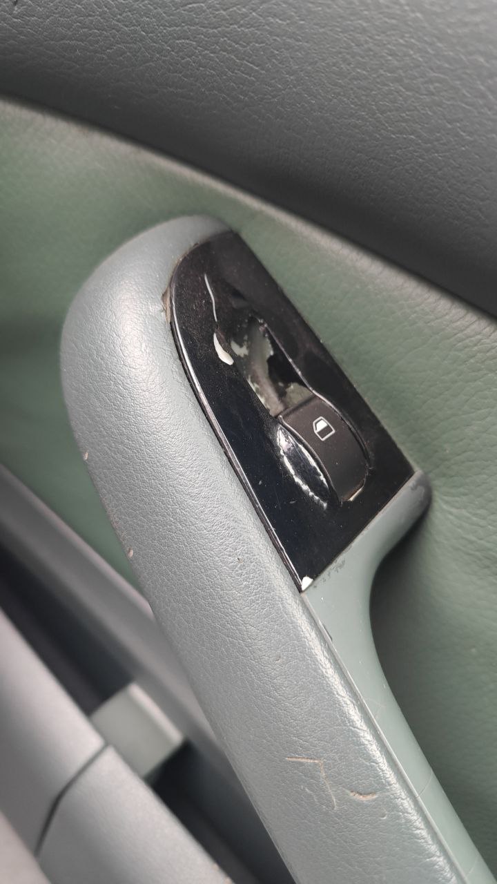 кнопка стеклопод'ємника Audi 