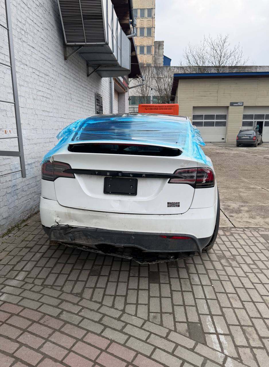 Купити бампер білий зад Tesla plaid 2023 р. 