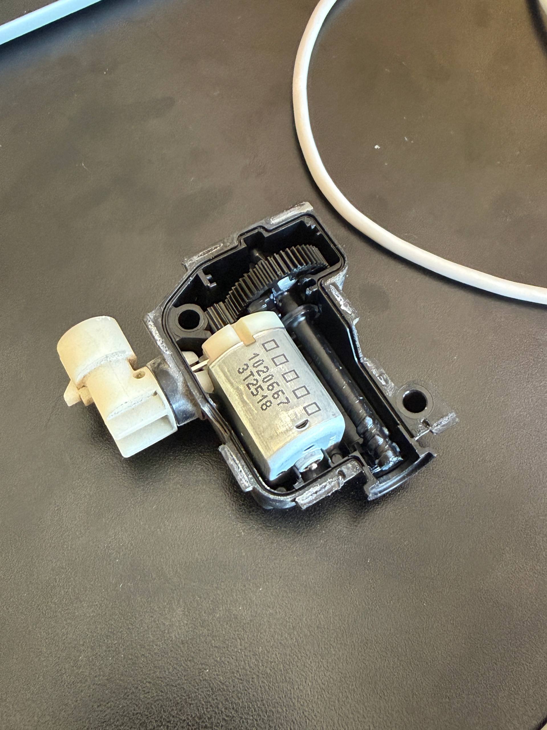 моторчик відкриття багажника Tesla 