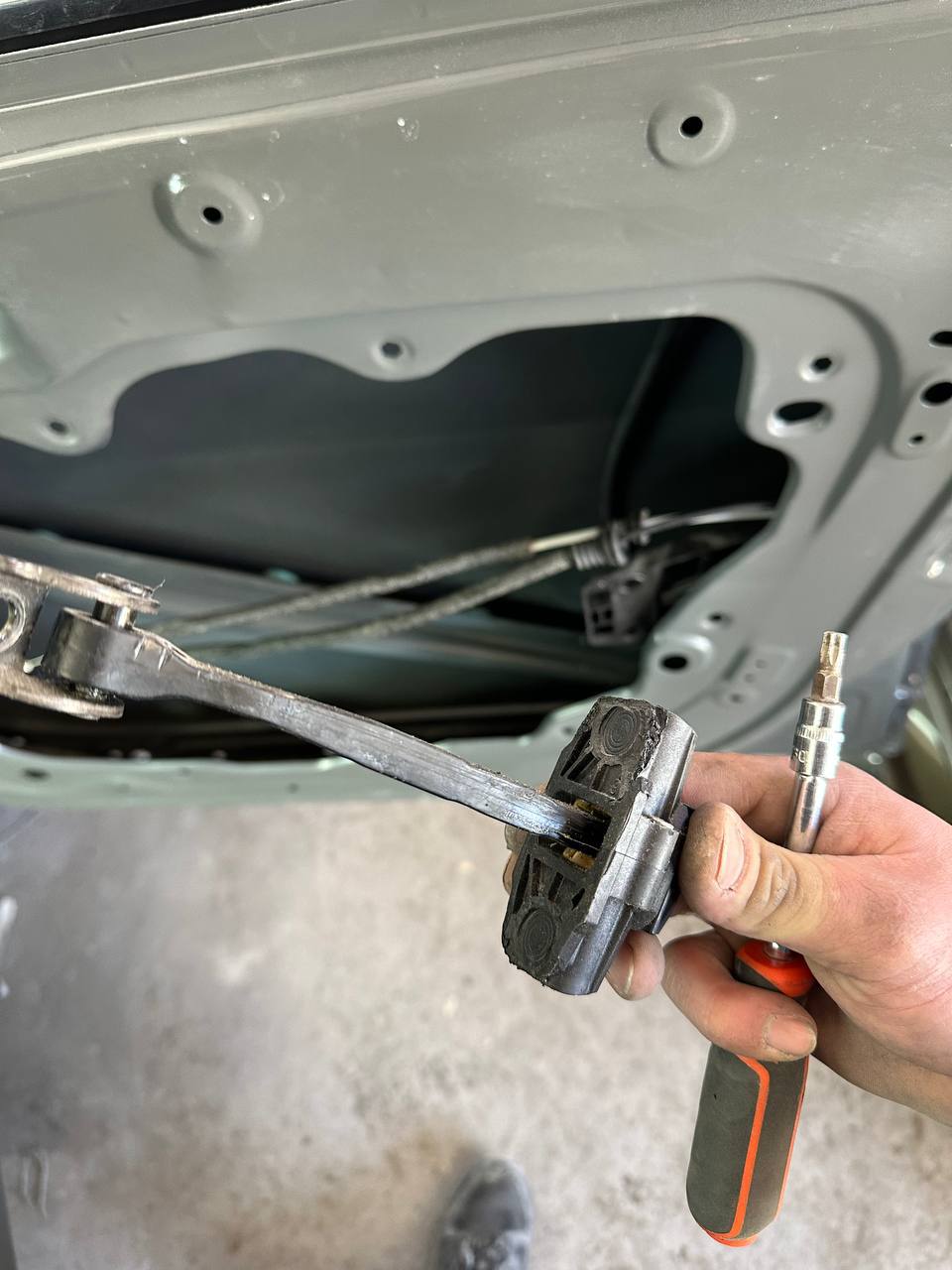 Обмежувач дверей праві передні Jeep Compass 