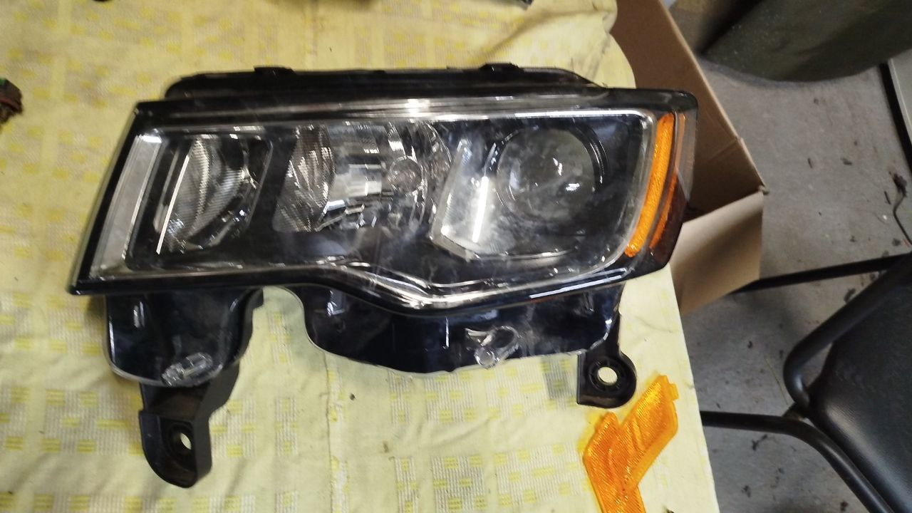 права фара галоген Jeep Grand Cherokee 