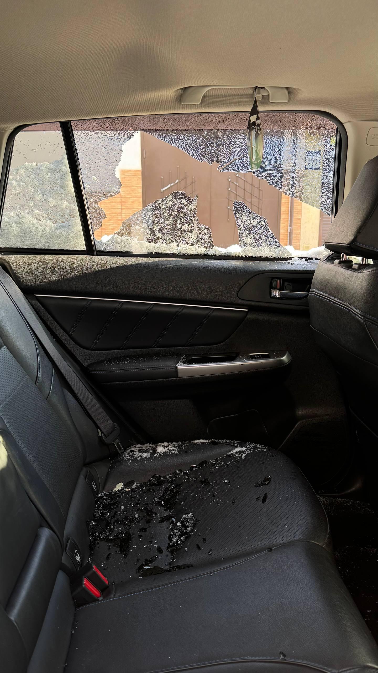 заднее левое подьемное стекло Subaru 