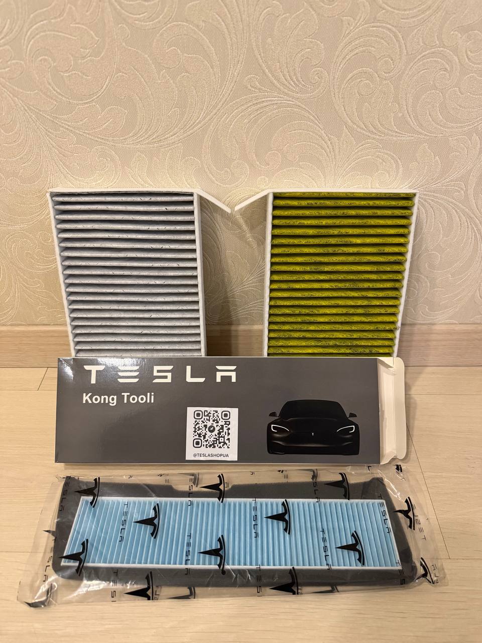 фільтр під капотом Tesla Model 3 