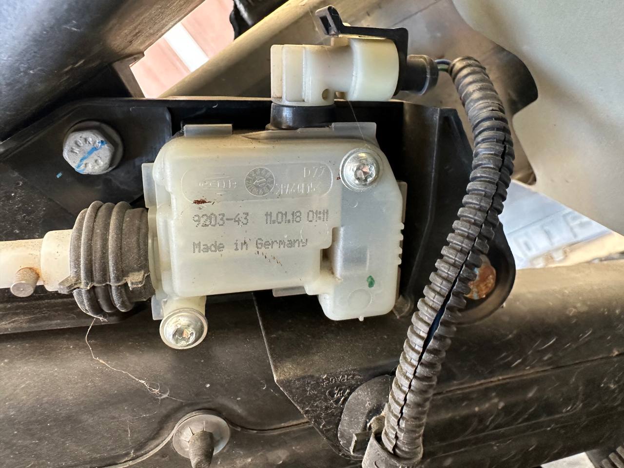 моторчик замка капота Tesla 2019 р. 