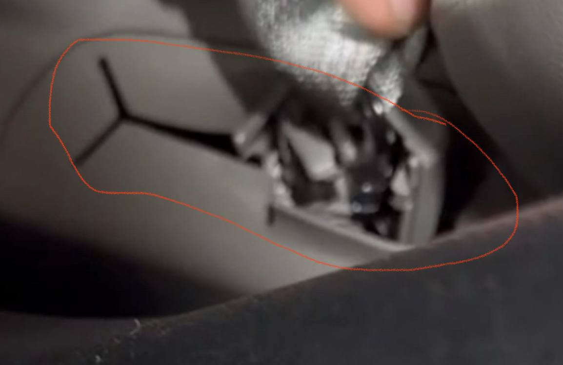 пластмассовый крепеж Cadillac 