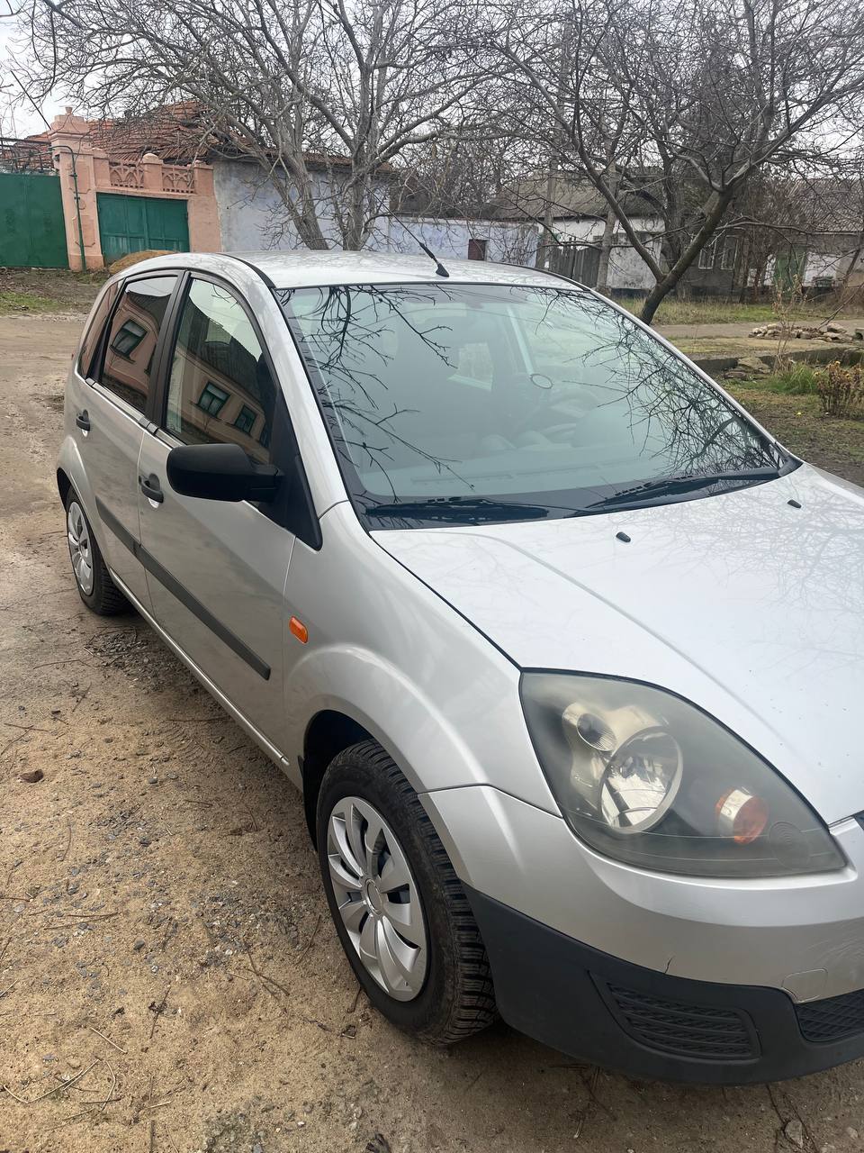 Купити праве крило Ford 