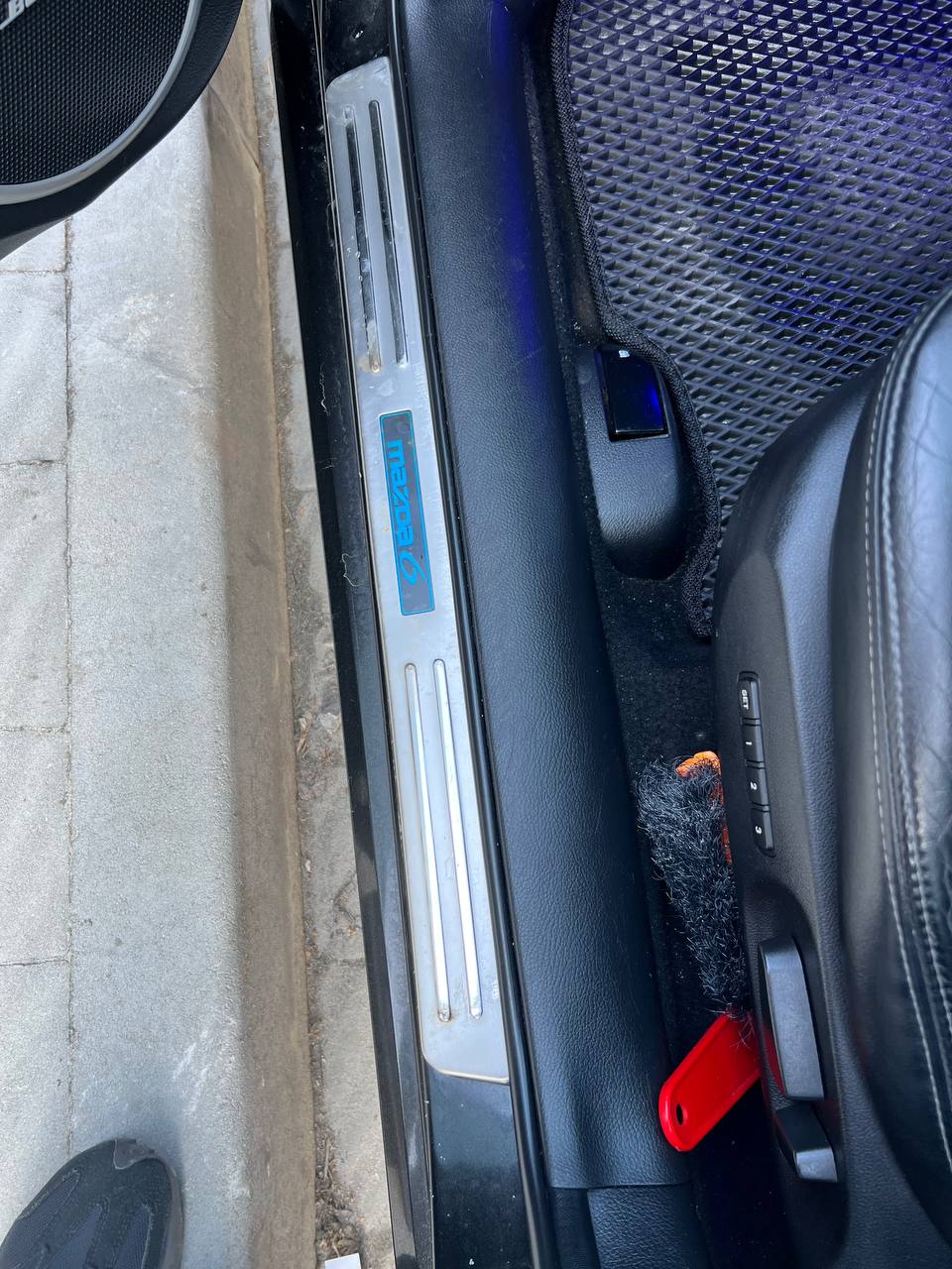 накладки на пороги з підсвіткою Mazda 