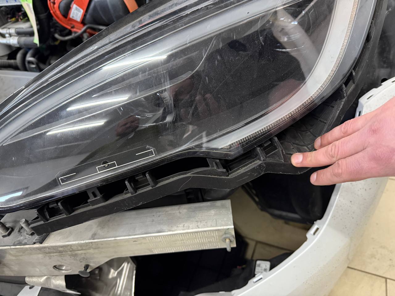 кронштейн правої фари Tesla 