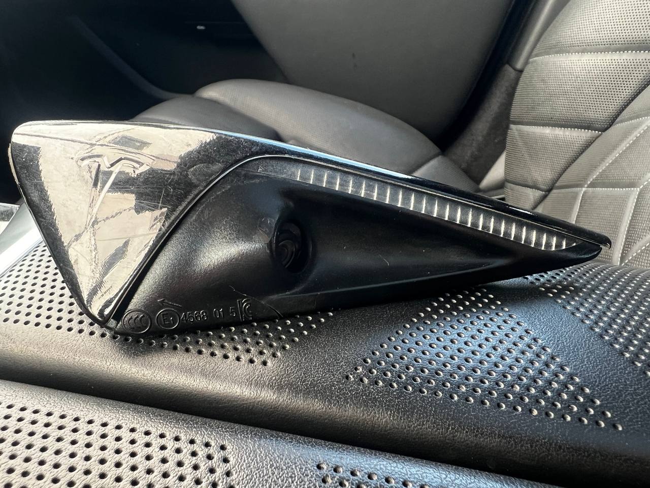 камера лівого крила Tesla Model S 2019 р. 