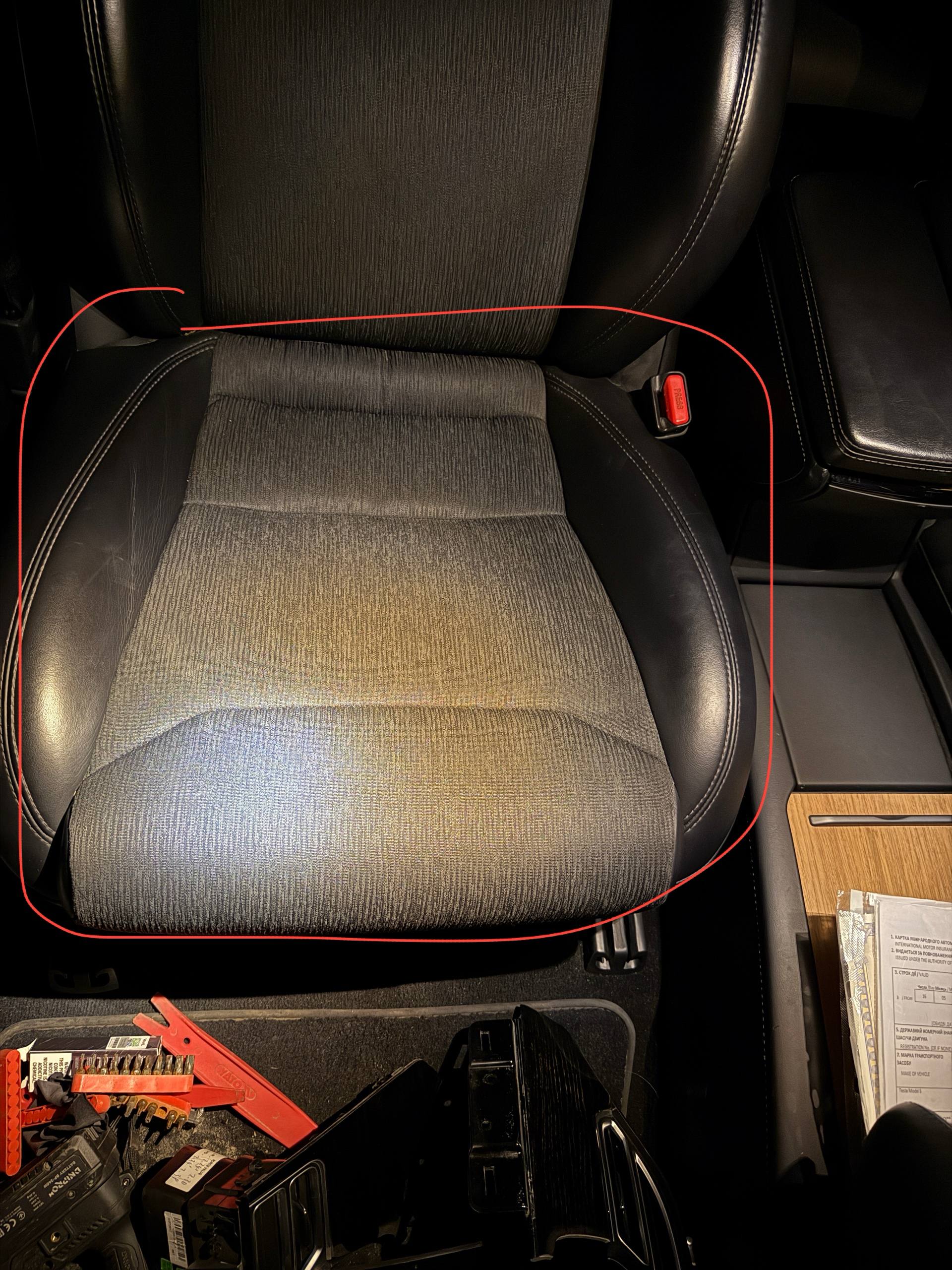 деталь із зображення Tesla 