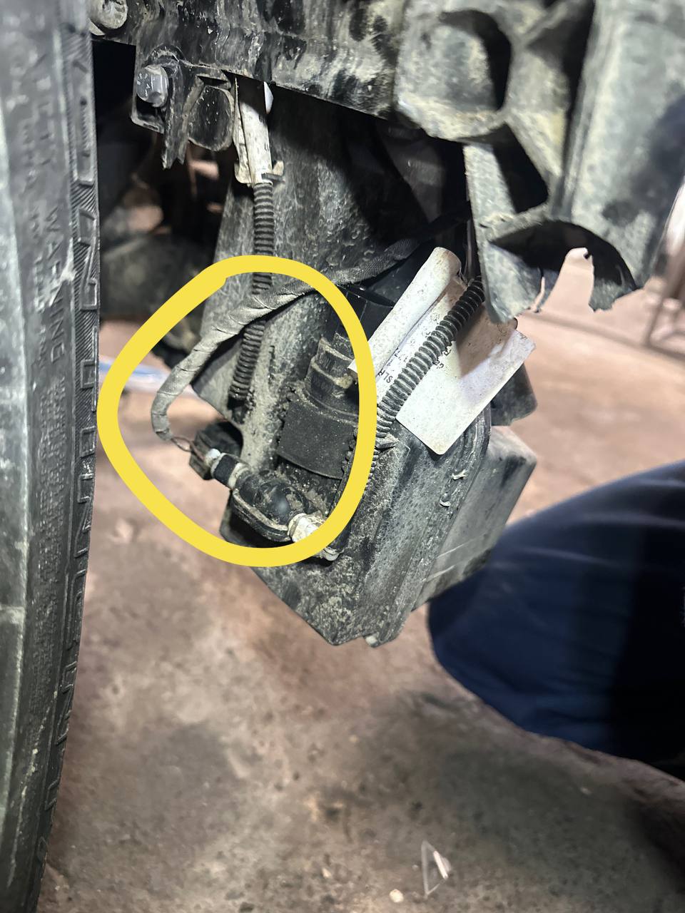 дрібноту під правою частиною бампера Audi 