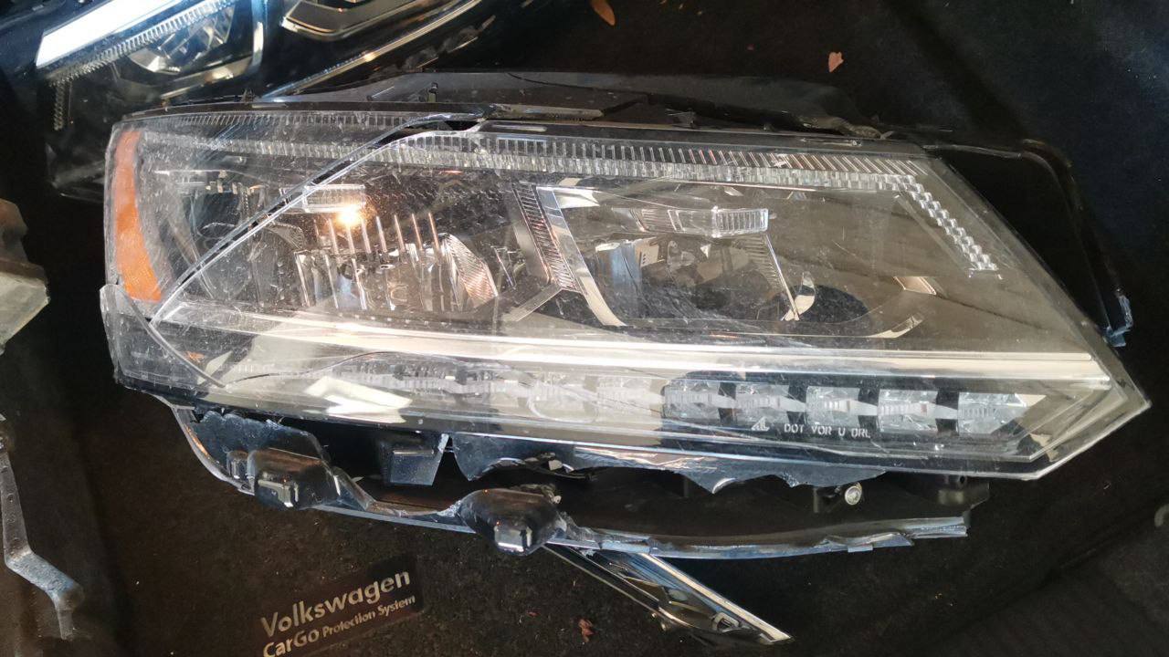 Купити права фара full led Volkswagen 