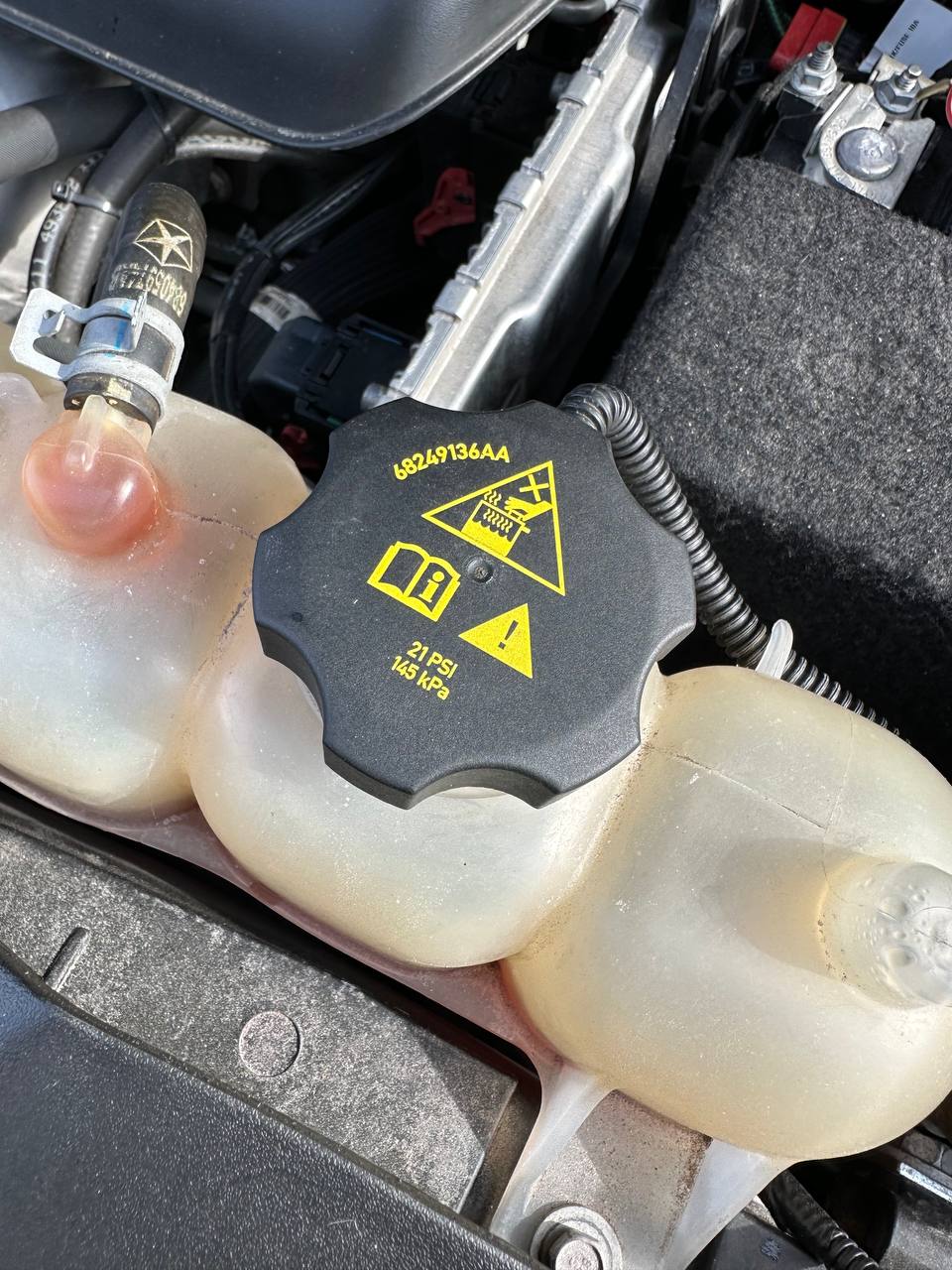 кришка бачка Jeep Cherokee 21 р. 