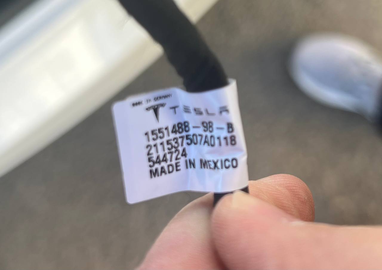 Купити амортизатор (електропривод) багажника Tesla Model 3 