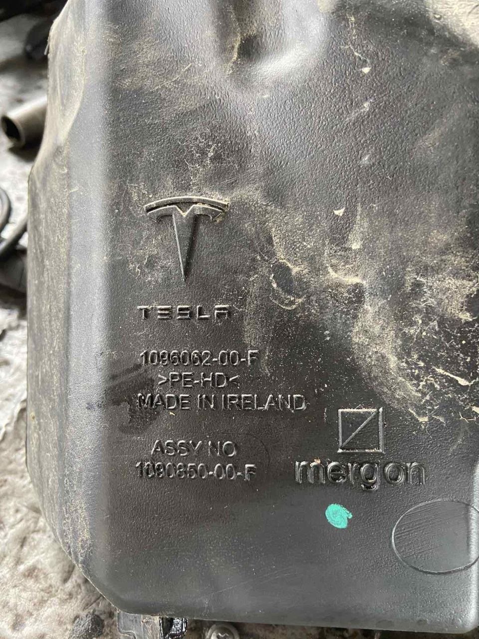 Купити бачок омивача Tesla 