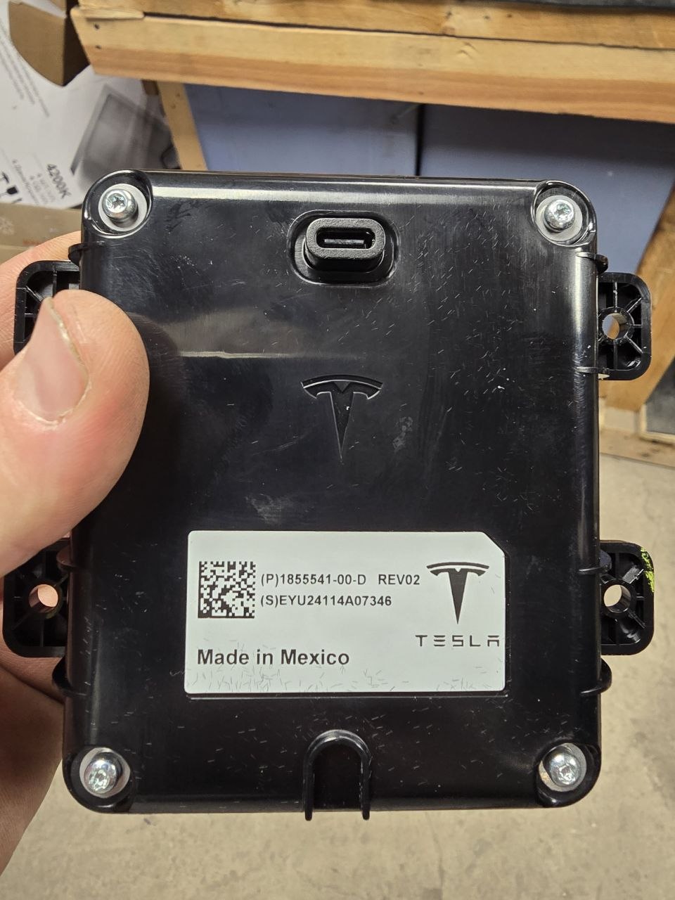 Купити блок в консолі Tesla Model Y 