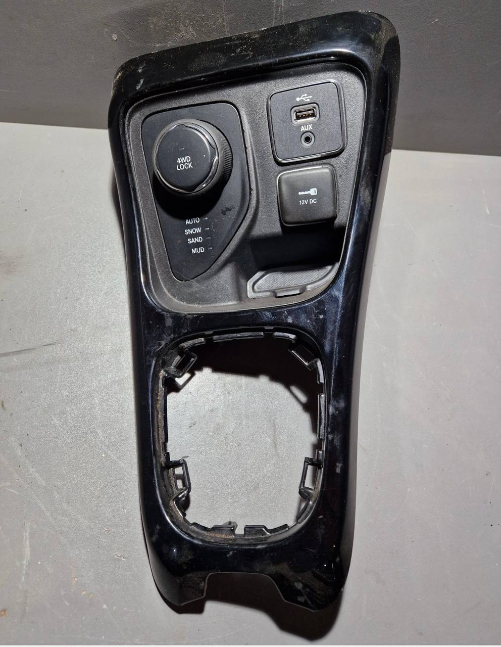 Купити деталь із зображення Jeep Compass 2018 р. 