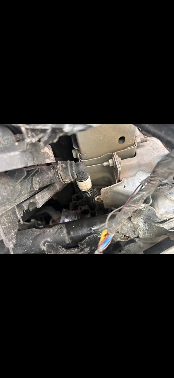Купити деталь, що підіймає запаску Tesla 