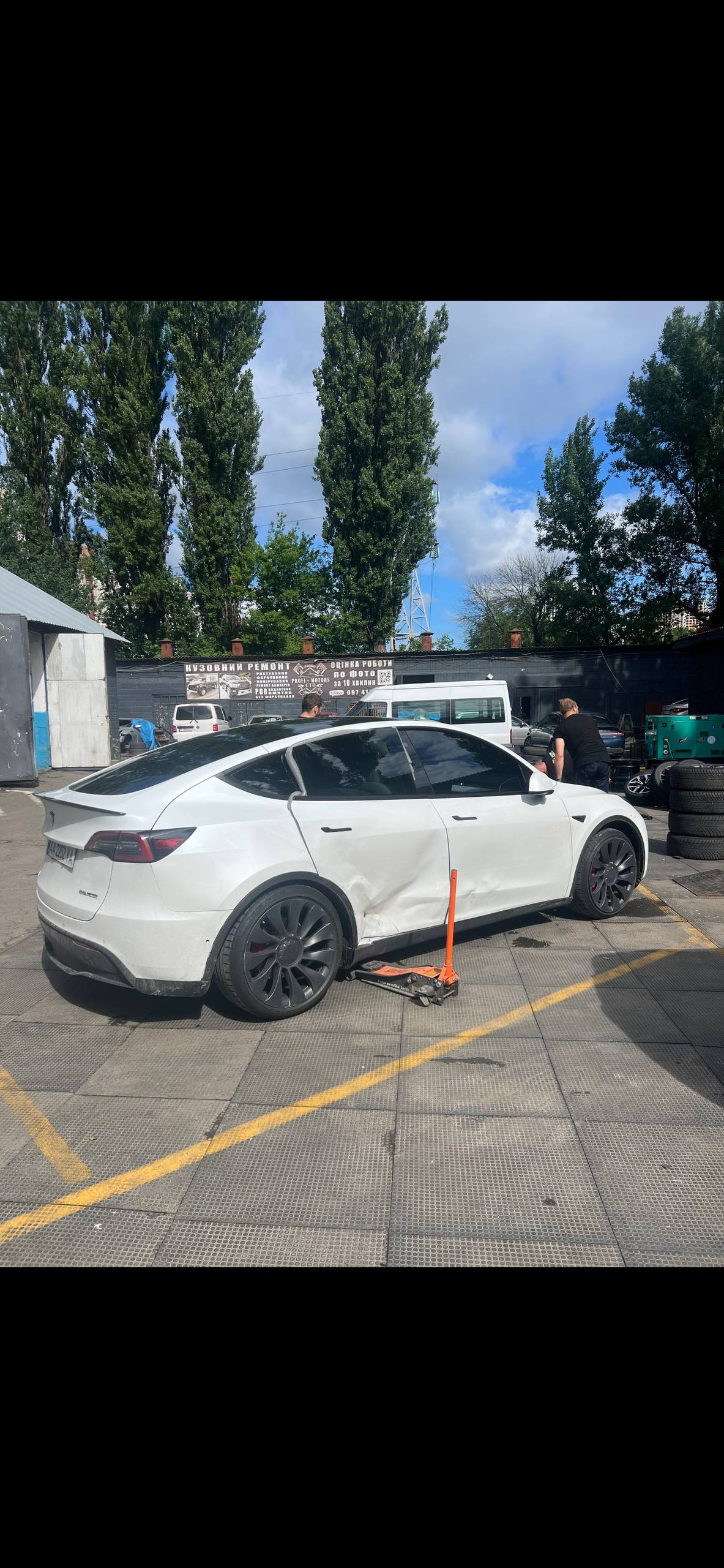 Купити дверку (задня права) Tesla Model Y 