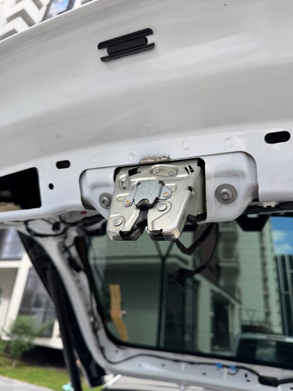 Купити електропривід (актуатор) замка кришки багажника Tesla Model X 2023 р. 