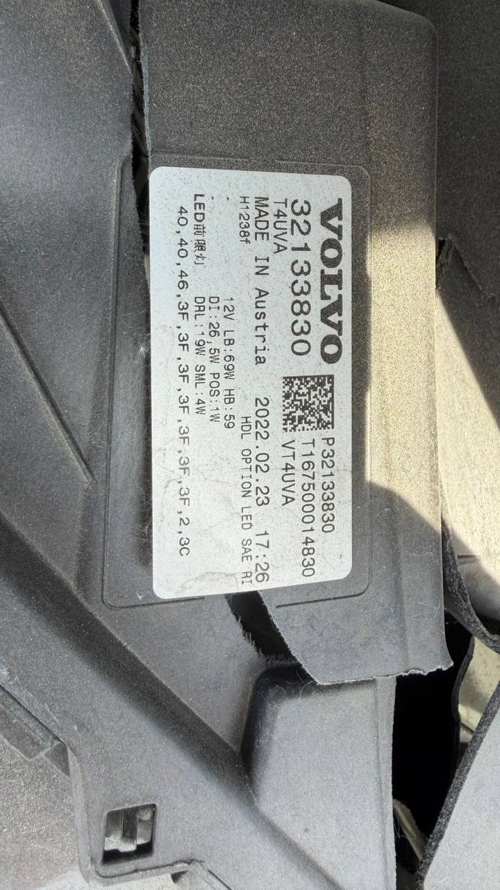 Купити фара передня права Volvo XC40 
