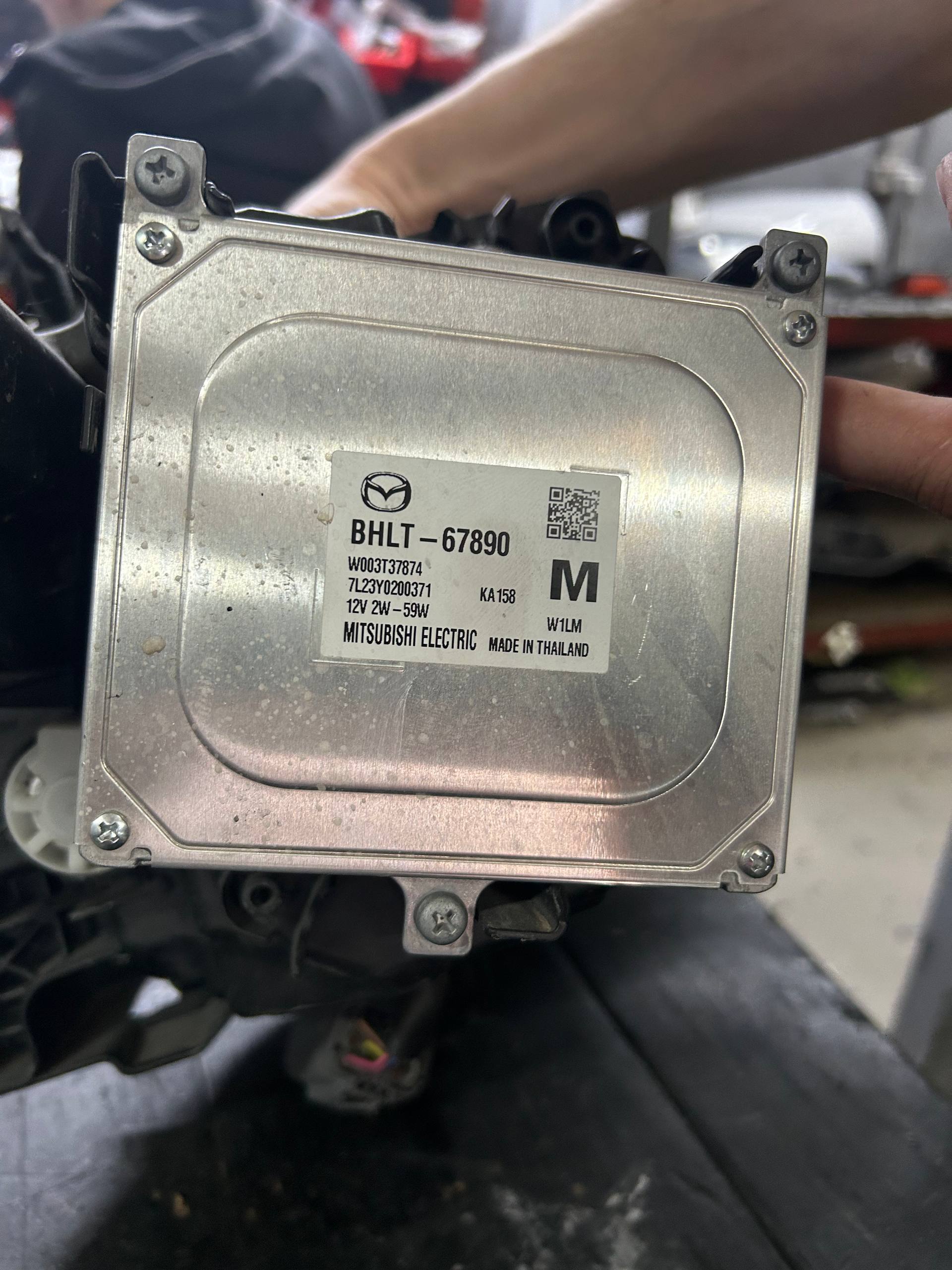 Купити фара праву Mazda 