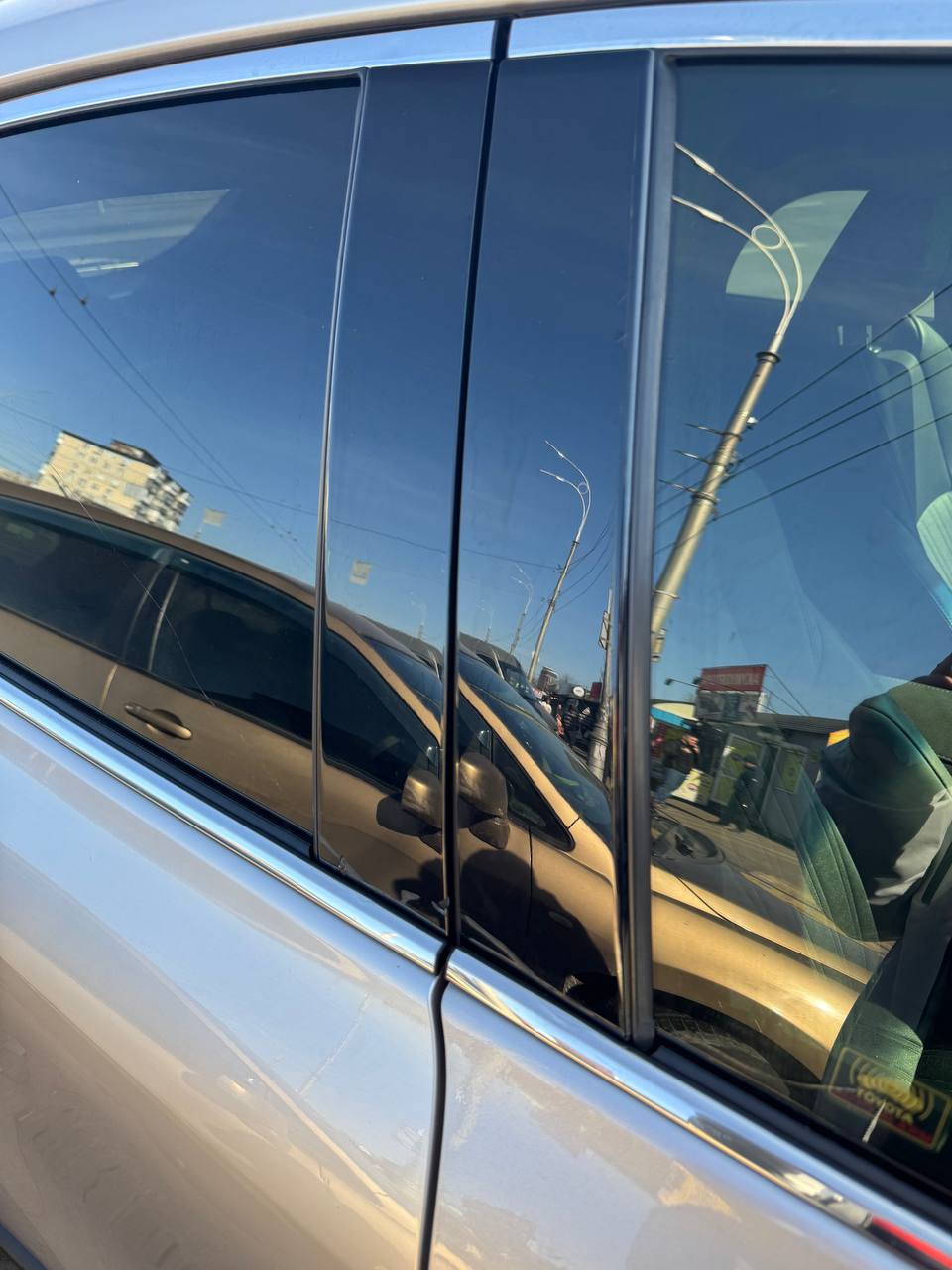 хром середній передніх дверей праве Toyota Venza 