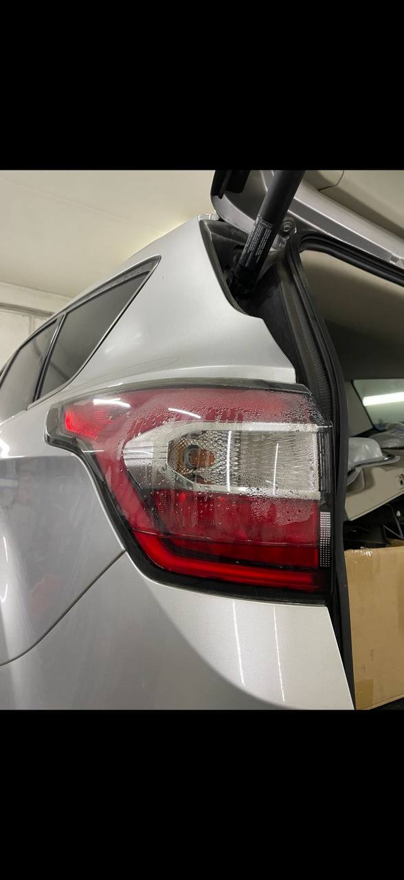 Купити фонарь Ford Escape 2018 р. 