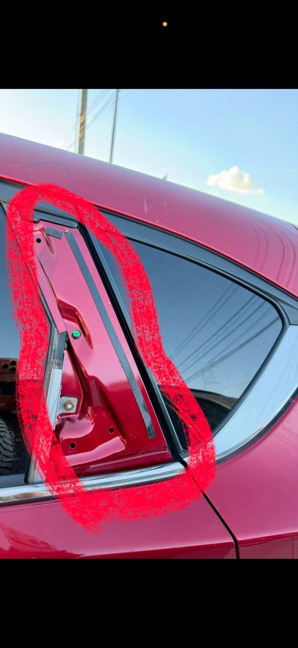 Купити глянцева пластикову декоративну накладку Mazda CX-5 2023 р. 