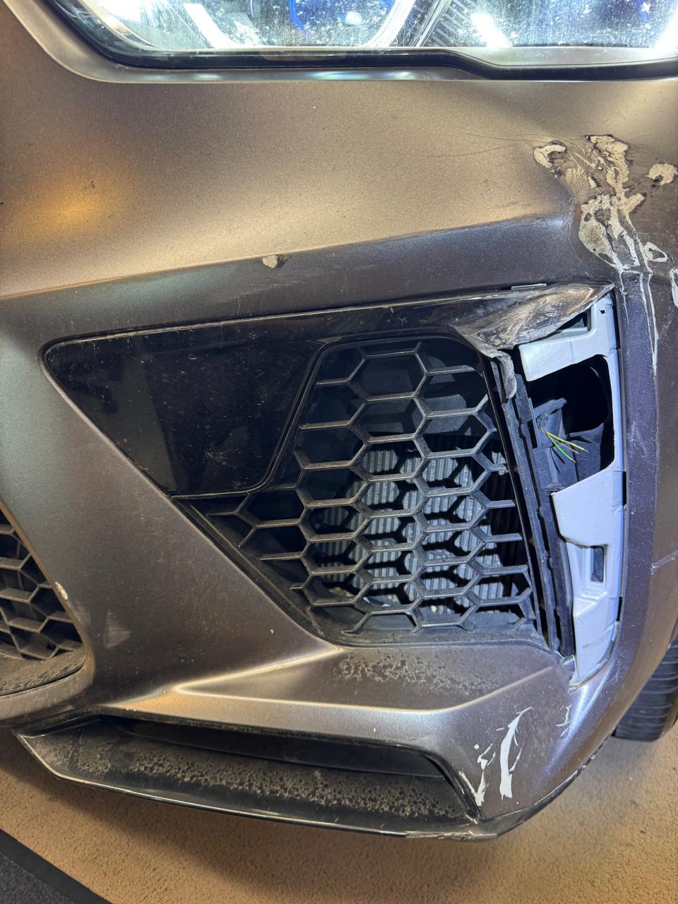 Купити глянцева вставка в бампер BMW 