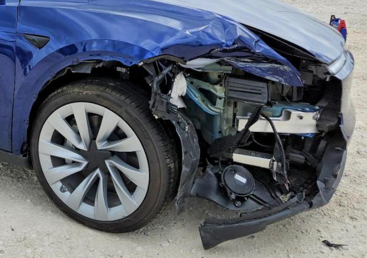 Купити крило перед праве Tesla Model Y 2026 р. 