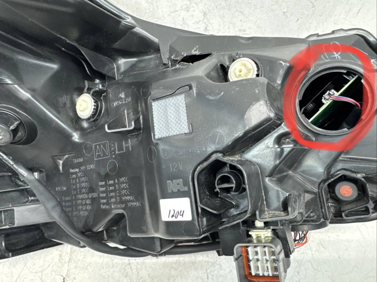 Купити кришка з битою фари Subaru 2023 р. 
