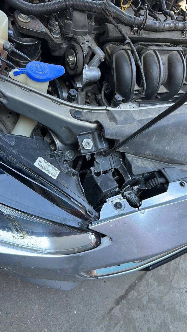 Купити кронштейн бампера передній правий Ford Fusion 