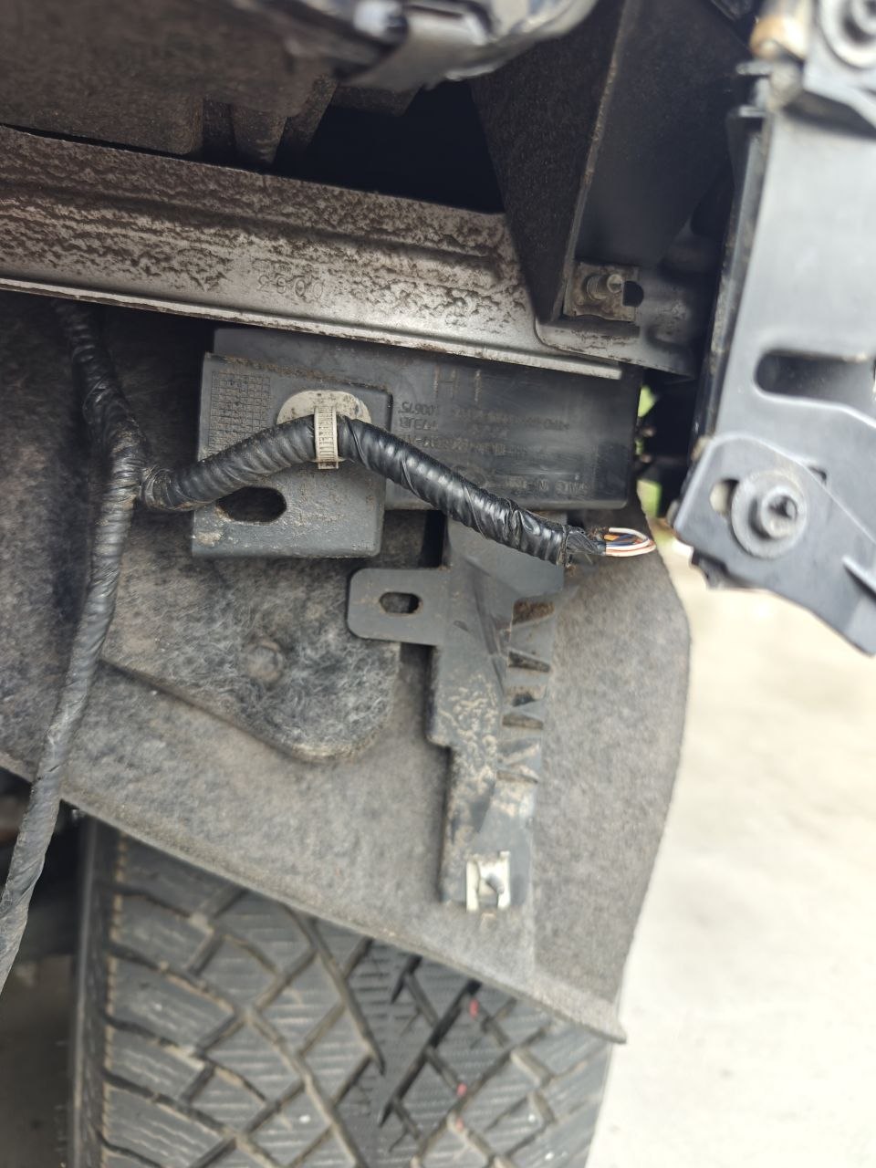 Купити кронштейн правий Ford 