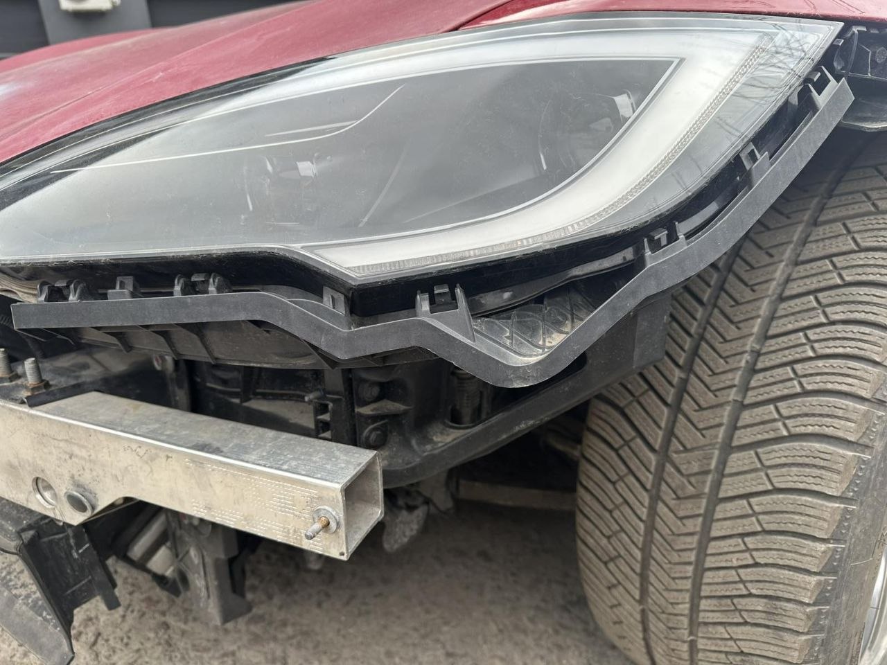 Купити кронштейн правої фари Tesla 