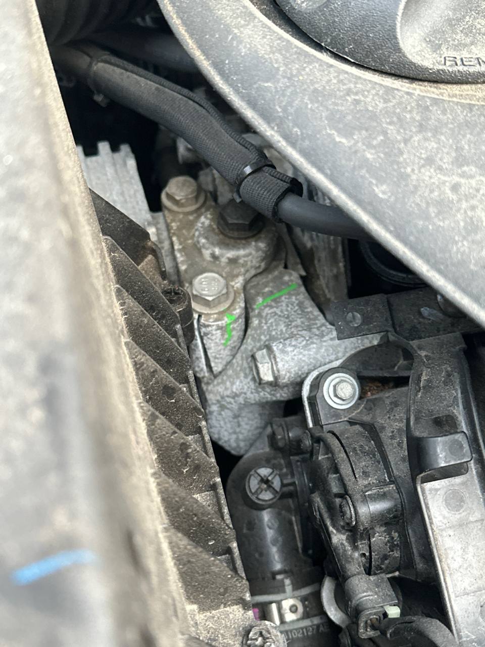 Купити кронштейн правої подушки Jeep Cherokee 