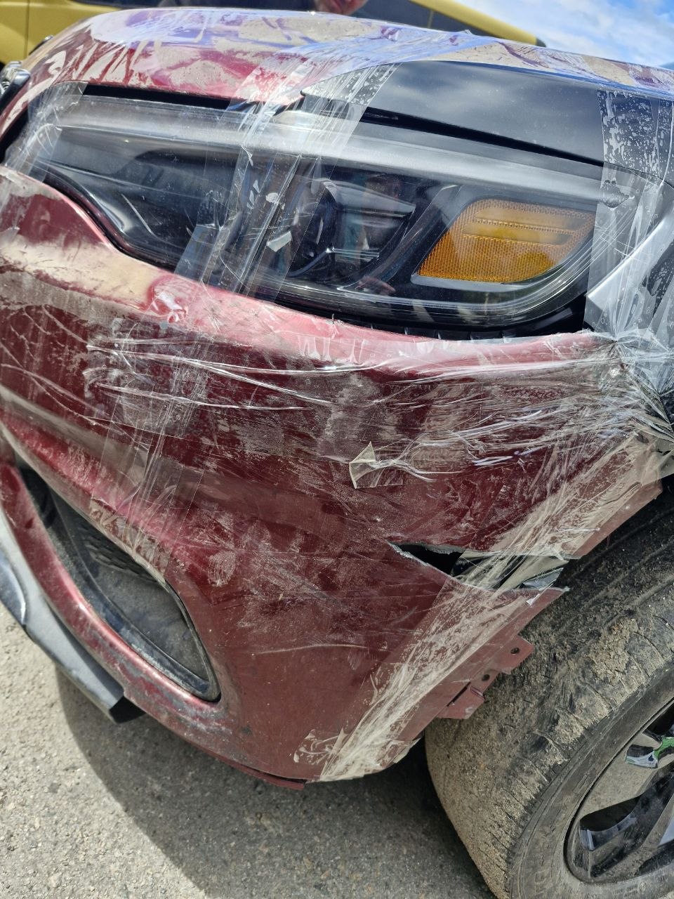 Купити ліва частина переднього бампера Jeep 