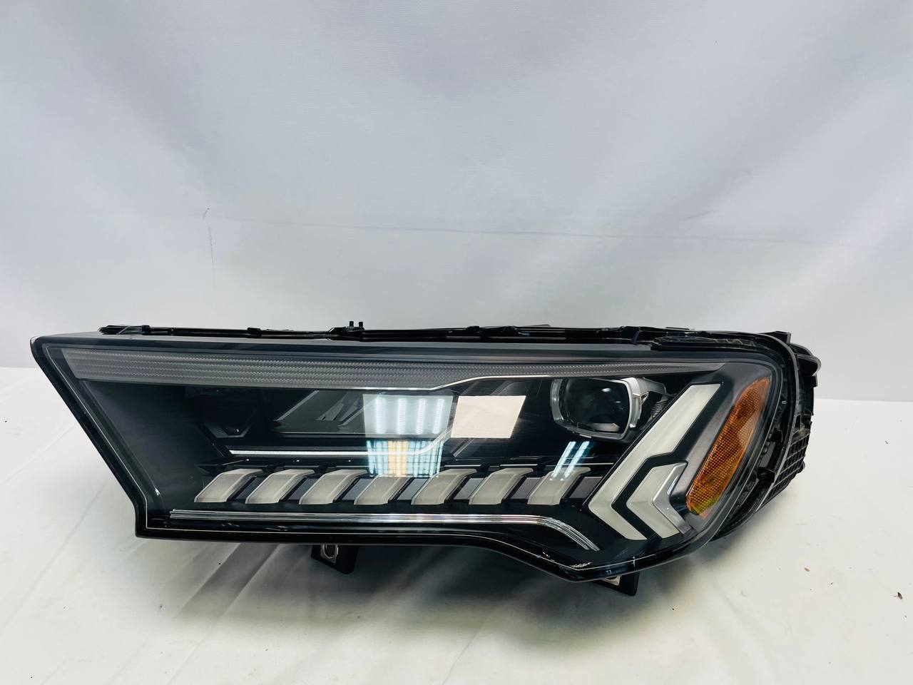 Купити ліва фара Audi Q7 