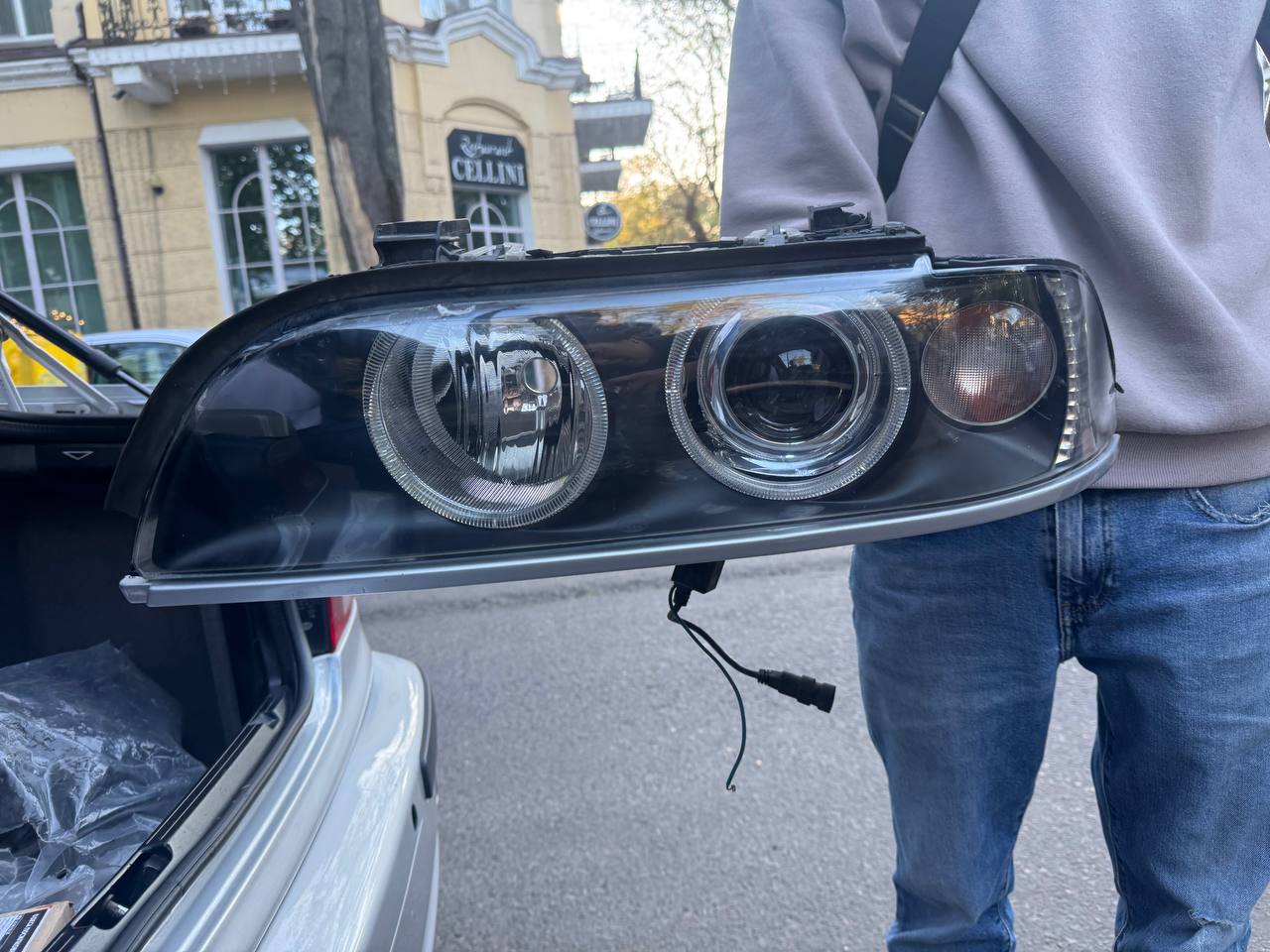 Купити ліва фара BMW 