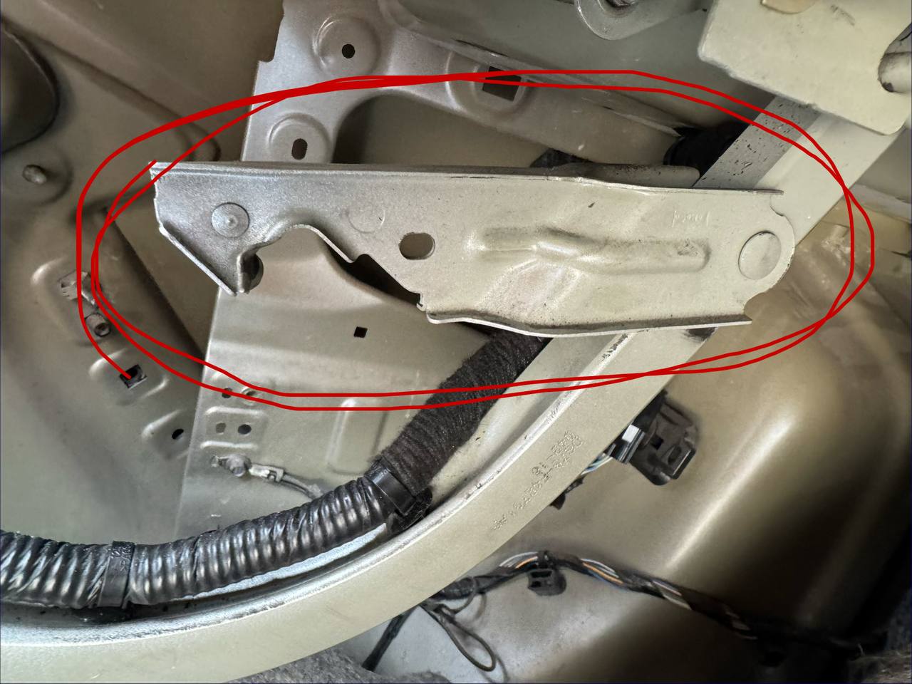 Купити ліва петля багажника Ford Fusion 