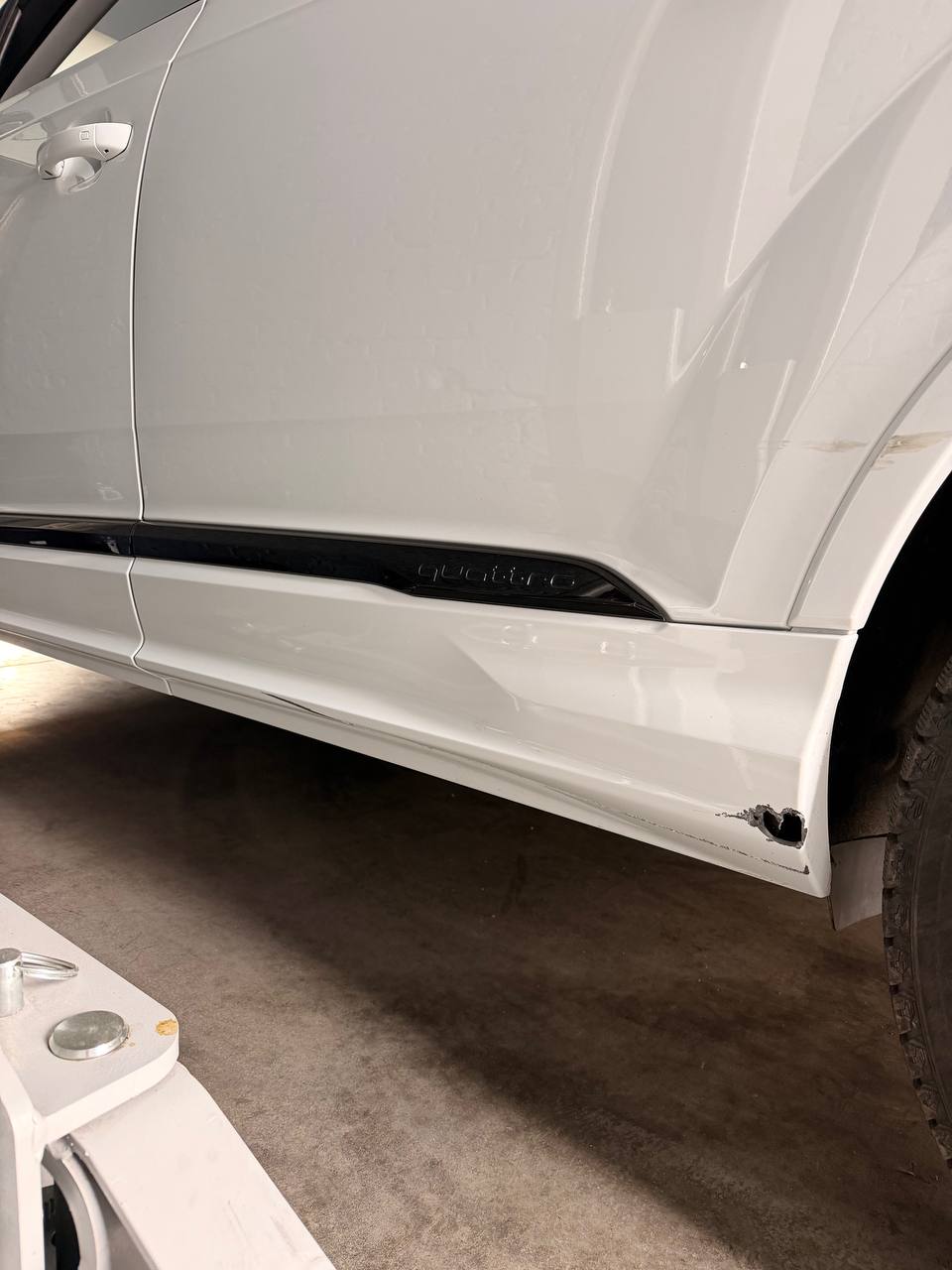 Купити лівa задня накладка Audi Q7 2021 р. 