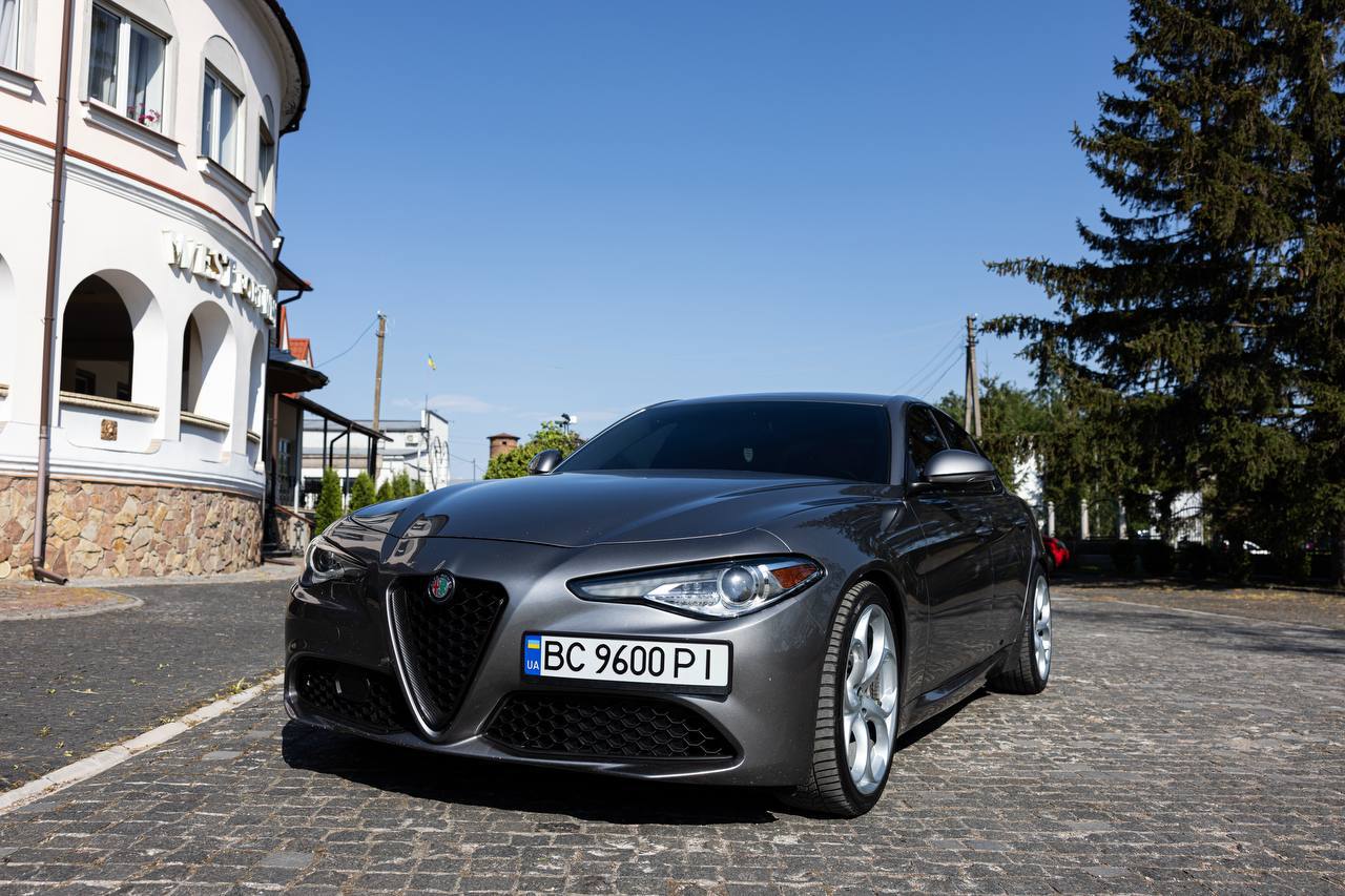 Купити лівe переднє крило Alfa Romeo 