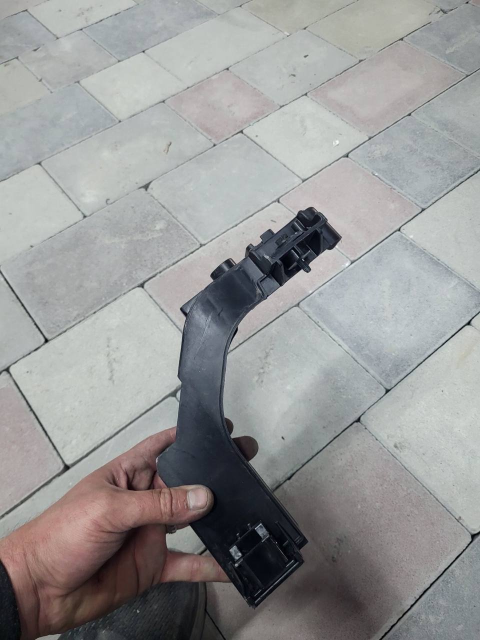 Купити лівий кронштейн Kia 